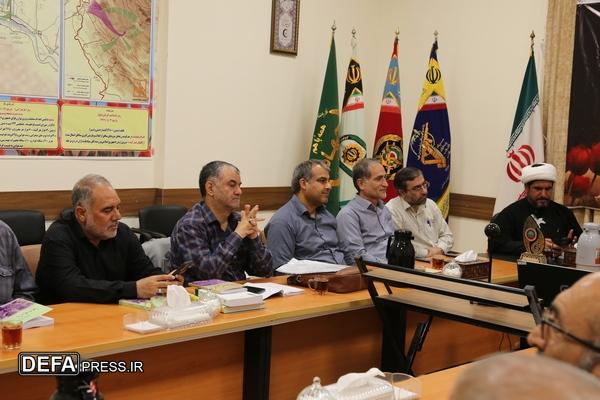 کتاب «سرباز لشگر پابرهنه‌ها» در محفل خاطره‌گویی پیشکسوتان دفاع مقدس خراسان شمالی نقد شد+ تصاویر