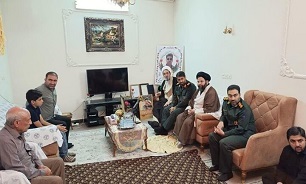سردار باقری از خانواده‌های شهدای پدافند هوایی تجلیل کرد
