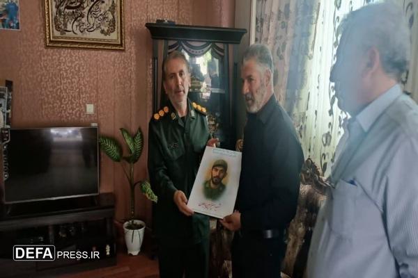 دیدار مسئولان اداره‌کل حفظ آثار دفاع مقدس قزوین با خانواده شهید امیرحسین باجلان