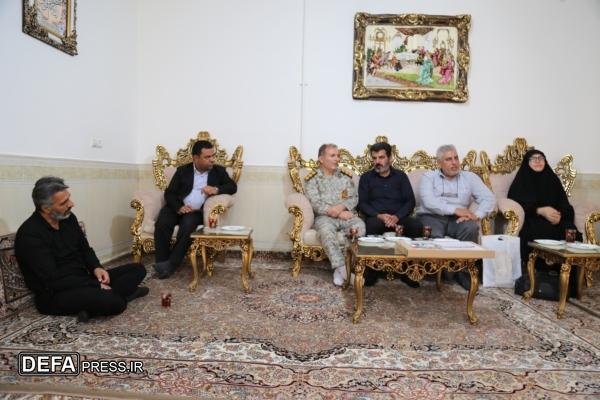 دیدار سرهنگ پاسدار امیری مقدم با خانواده سرباز شهید «امیرحسین قاسمی» در روستای رادکان / تاکید بر ادامه راه شهدا