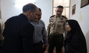 دیدار فرماندار ملایر با خانواده شهدای والامقام خدمت و امنیت + تصاویر