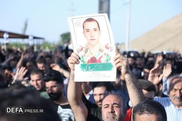 مراسم گرامیداشت سرباز شهید «امیرحسین قاسمی» با حضور گسترده مسئولان و مردم در روستای رادکان برگزار شد