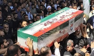 فیلم/ رجز خوانی پدر شهید «امیرحسین طولابی» در مراسم تشییع فرزندش