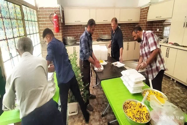 طبخ و توزیع روزانه غذا برای زائران و مسافران بقعه حضرت قیدار نبی در جنگ تحمیلی ۱۲ روزه