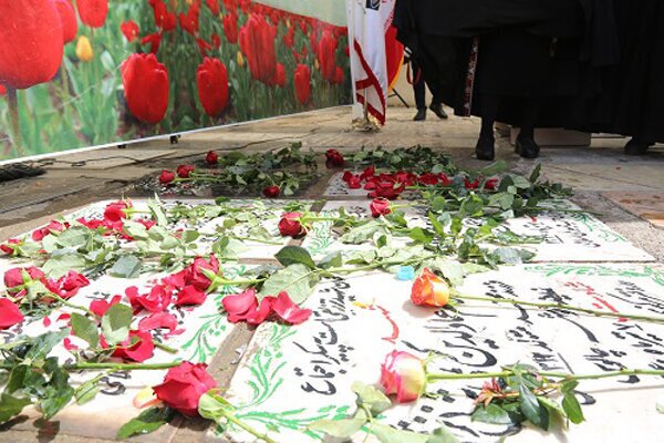 مزار شهدای هفتم تیر در قم گلباران شد