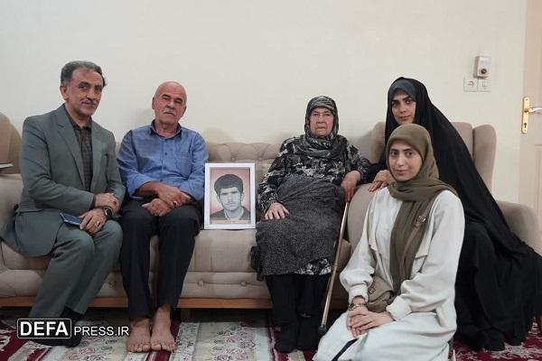 دیدار اعضای کارگروه تاریخ شفاهی دفاع مقدس آمل با مادر شهید «رئیسی»