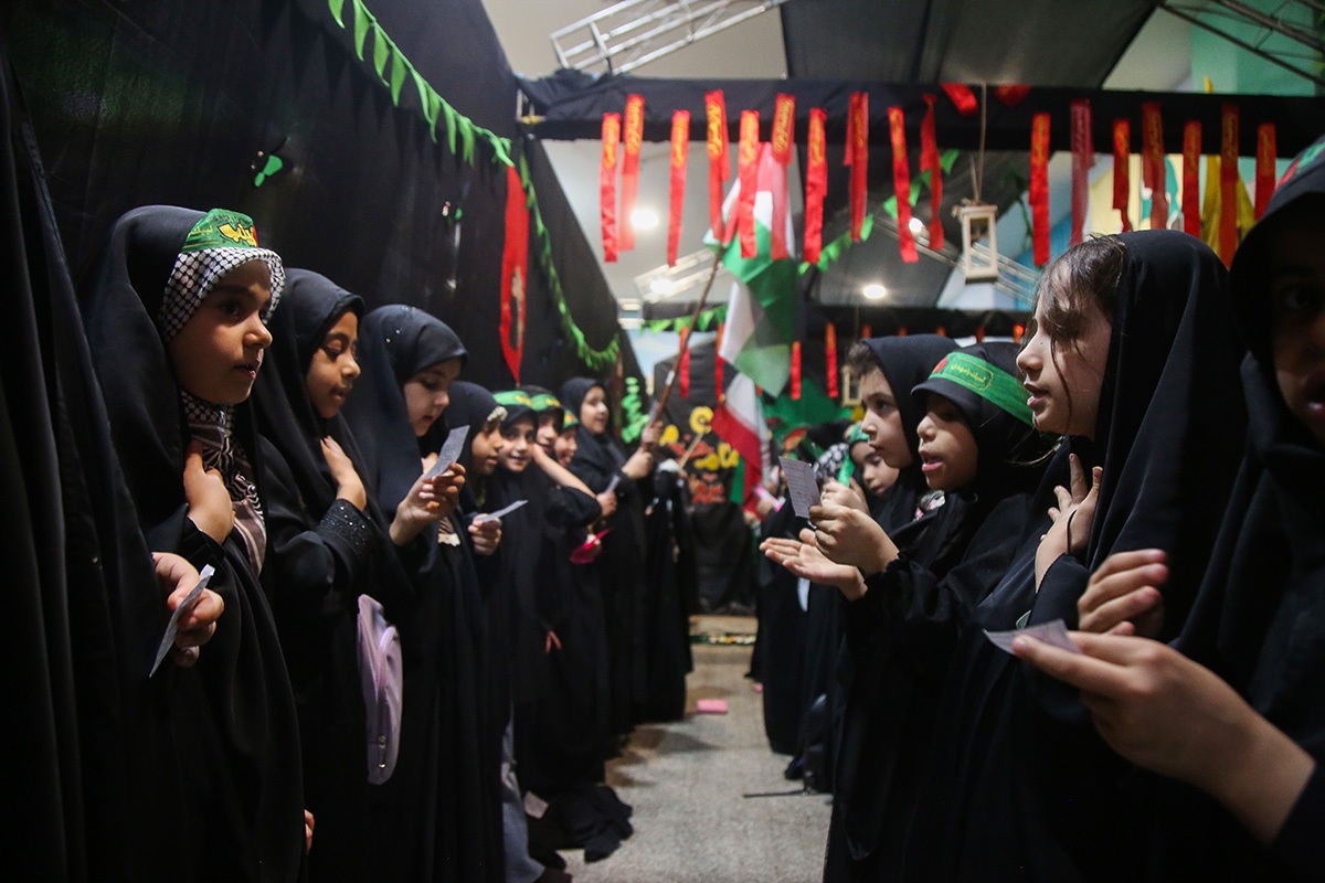 تصاویر/ عزاداری کودکان برای دختر سه ساله امام حسین (ع)