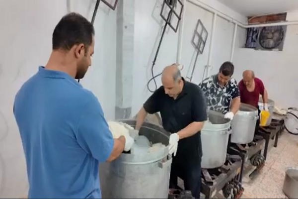 فیلم/ پخت و توزیع نذری اطعام حسینی در تکیه محله حمزه‌کلا بابل