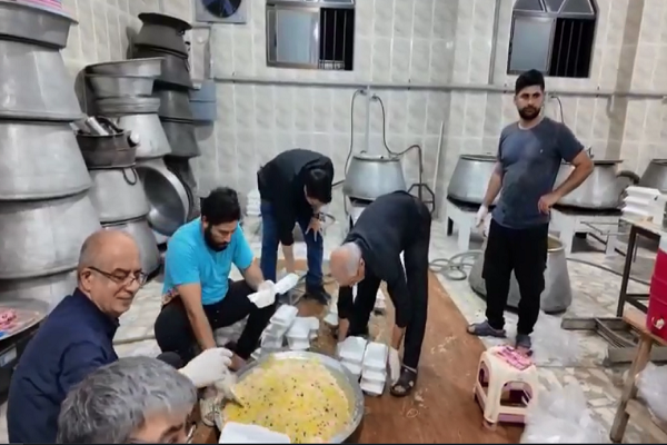 فیلم/ پخت و توزیع نذری اطعام حسینی در تکیه دباغ‌خانه پیش بابل
