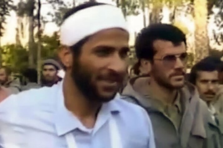 فیلم/ وداع شهید «غیب‌پرور» با پیکر همرزم شهیدش در دوران دفاع مقدس
