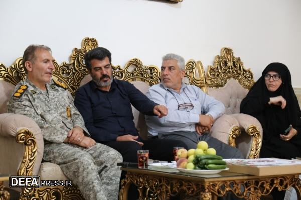 دیدار سرهنگ پاسدار امیری مقدم با خانواده سرباز شهید «امیرحسین قاسمی» در روستای رادکان / تاکید بر ادامه راه شهدا