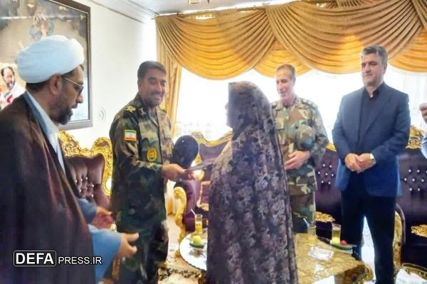 فرماندهان لشکر ۱۶ زرهی قزوین با مادر شهید «خسروی نژاد» دیدار کردند