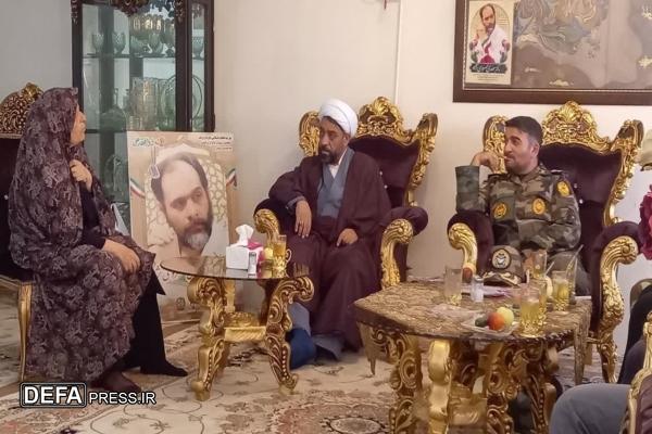 فرماندهان لشکر ۱۶ زرهی قزوین با مادر شهید «خسروی نژاد» دیدار کردند