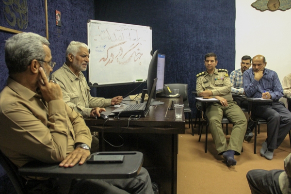 تصاویر/ برگزاری جلسه نقد کتاب جنگ در درکه در یزد