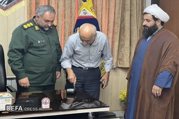 کمک نقدی خانواده شهید «اکبری آلاشتی» به ستاد پشتیبانی جنگ