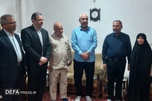 دیدار اصحاب رسانه ملایر با خانواده شهید مدافع وطن «حسن تکلو»