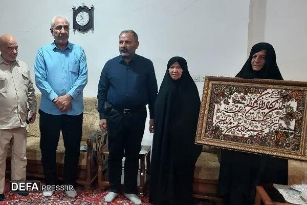 دیدار اصحاب رسانه ملایر با خانواده شهید مدافع وطن «حسن تکلو»