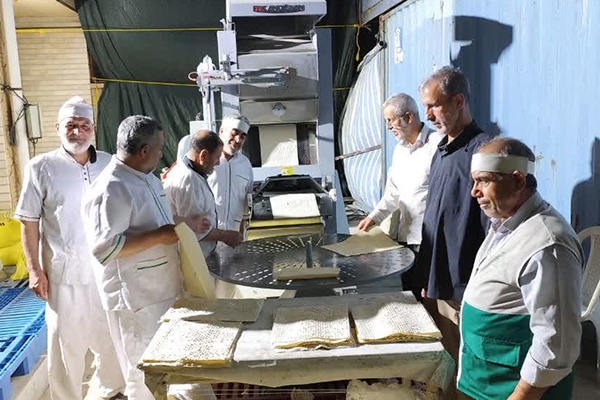 آغاز طبخ نان برای زائران اربعین توسط خادمیاران رضوی نظرآباد