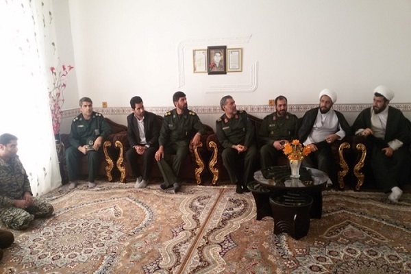 دیدار فرمانده قرارگاه شهید دکامی‌زاده سپاه با خانواده شهید حضرتی در قصرشیرین