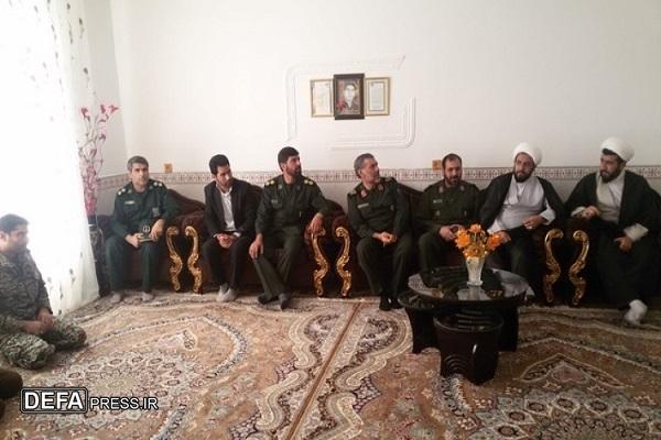 دیدار فرمانده قرارگاه شهید دکامی‌زاده سپاه با خانواده شهید اقتدار در قصرشیرین