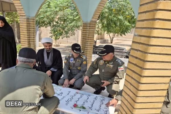 ادای احترام فرماندهان هوانیروز ارتش به مقام شامخ شهید خلبان ایرج عیوضی در آبیک
