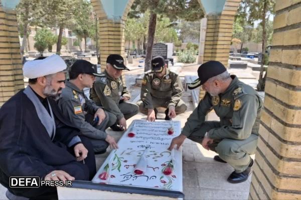 ادای احترام فرماندهان هوانیروز ارتش به مقام شامخ شهید خلبان ایرج عیوضی در آبیک