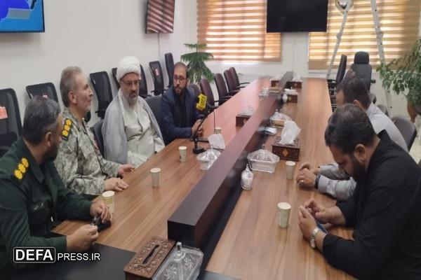 دیدار نماینده ولی‌فقیه در سپاه استان با مدیر خبرگزاری دفاع‌پرس قزوین به مناسبت روز خبرنگار