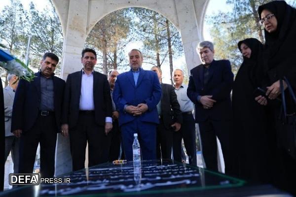 ادای احترام استاندار خراسان جنوبی به مقام شامخ خبرنگار شهید محمدرضا فرهادی