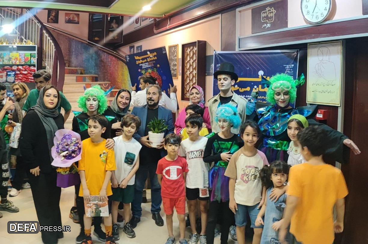 پوستر نمایش «مریخی‌ها مامان می‌خوان» رونمایی شد