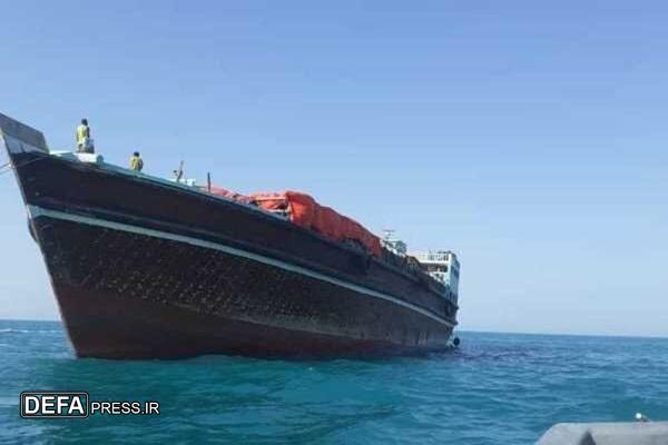 نجات لنج باری از خطر غرق‌شدن در بندر دیلم