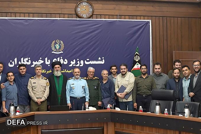 دیدار وزیر دفاع با خبرنگاران
