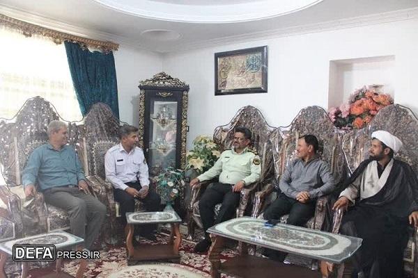 مسئولان زرند با خانواده شهید مدافع وطن «حسن منصوری» دیدار کردند