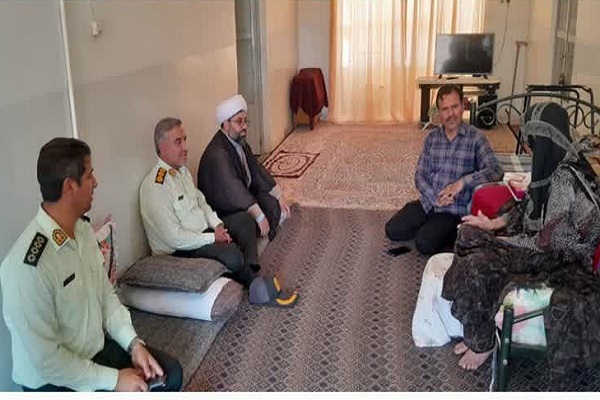 فرمانده انتظامی زرند با خانواده شهید «اکبر عزیزی» دیدار کرد