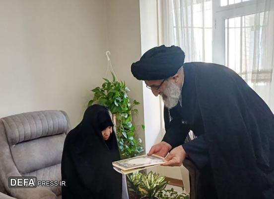 دیدار آیت الله حسینی همدانی با خانواده شهیده سیده «معصومه عظیمی»