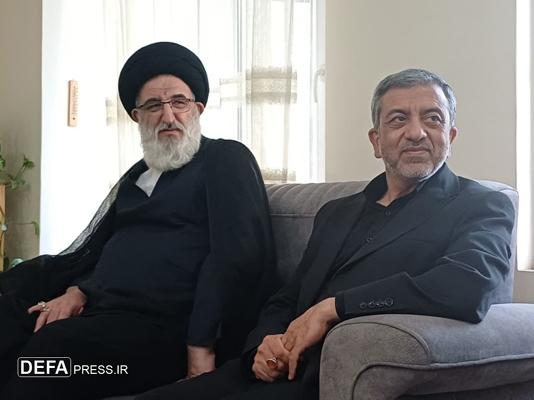 دیدار آیت الله حسینی همدانی با خانواده شهیده سیده «معصومه عظیمی»