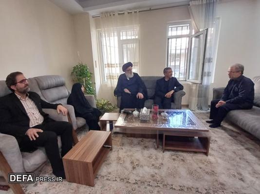 دیدار آیت الله حسینی همدانی با خانواده شهیده سیده «معصومه عظیمی»