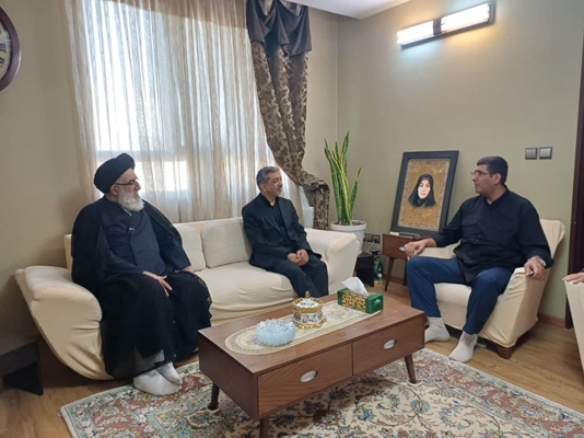 دیدار آیت الله حسینی همدانی با خانواده شهیده سیده «معصومه عظیمی»