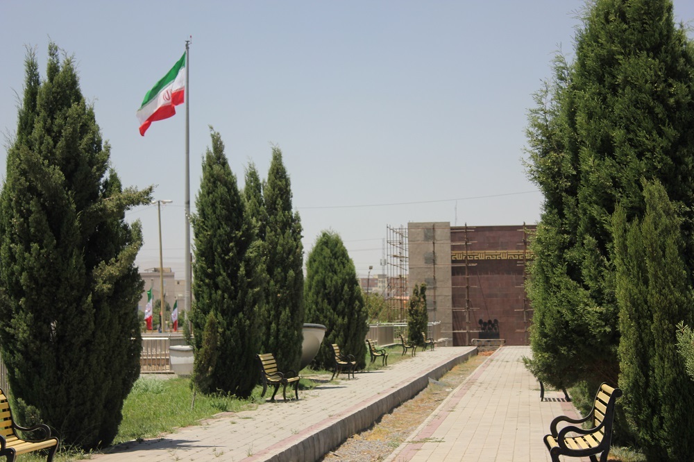 تصاویر/ اهتزاز پرچم مقدس جمهوری اسلامی ایران در باغ‌موزه‌ی دفاع مقدس استان مرکزی
