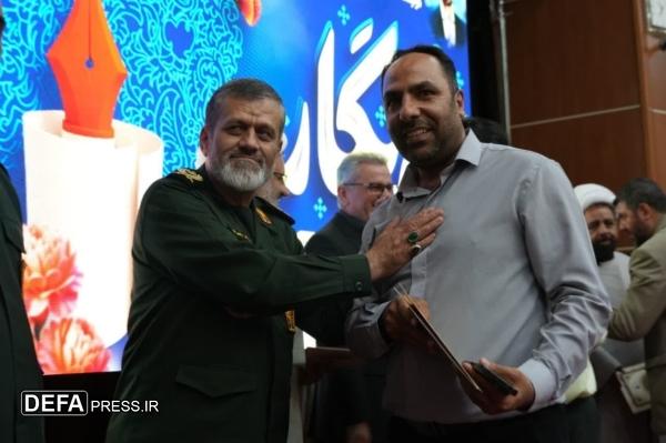 تجلیل سپاه استان از مدیر خبرگزاری دفاع‌پرس قزوین در مراسم روز خبرنگار