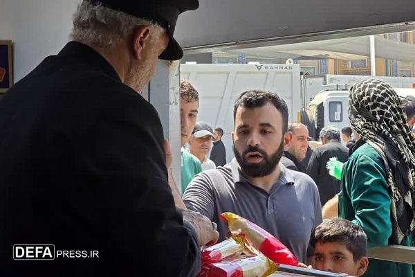 موکب کفشداران افتخاری حرم مطهر رضوی میزبان زائران اربعین حسینی در کاظمین شده‌اند