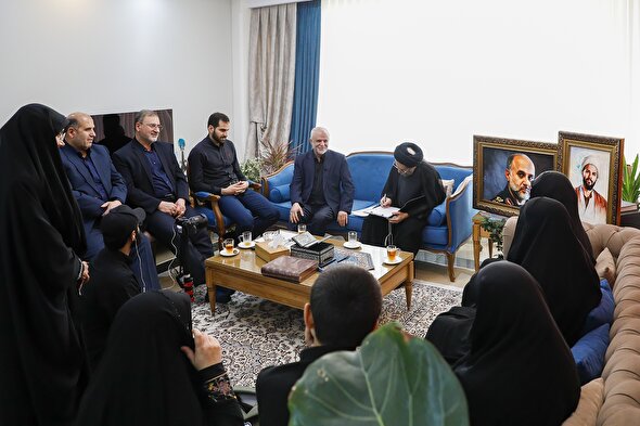 فیلم/ دیدار رئیس بنیاد شهید و امور ایثارگران با خانواده سپهبد شهید غلامعلی رشید