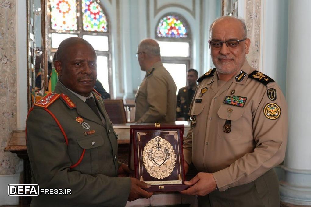 فرمانده نیروهای عالی دفاع ملی آفریقای جنوبی از دانشگاه فرماندهی و ستاد ارتش بازدید کرد