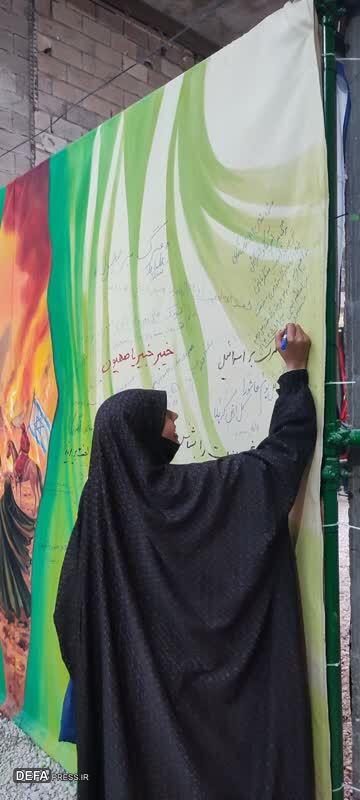 همراهی زائران پیاده‌روی اربعین در تکمیل اثر هنری «عصرعاشورای امروز»