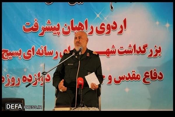 سردار اکبری در جمع خبرنگاران:شکست دشمن در جنگ ۱۲روزه واقعیت انکارناپذیر است فرمانده سپاه قمربنی هاشم علیه السلام گفت: اگر آنها در برابر دین ما بایستند، ما نیز در برابر تمامی دنیای آنها خواهیم ایستاد.