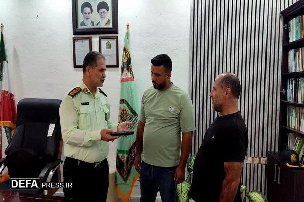 امانتداری پلیس فریدونکنار در بازگرداندن کیف حاوی دلار و طلا به گردشگر عراقی