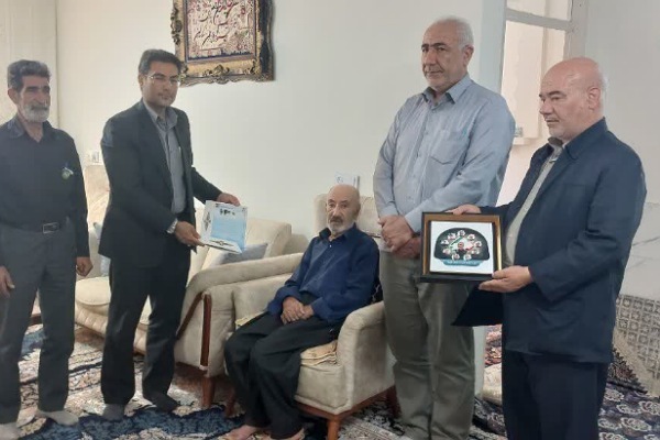 دیدار معاون سیاسی فرماندار ملایر با خانواده‌های شهدا + تصاویر