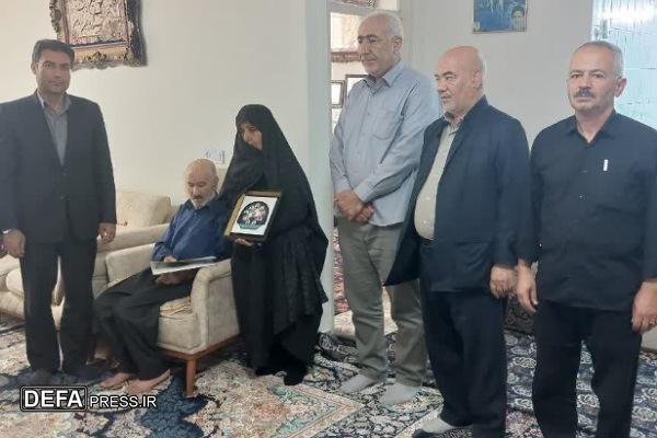 دیدار معاون سیاسی فرماندار ملایر با خانواده‌های شهدا + تصاویر