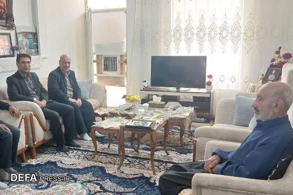دیدار معاون سیاسی فرماندار ملایر با خانواده‌های شهدا + تصاویر