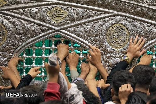 مشهد به احترام زائران امام رضا (ع) می‌ایستد