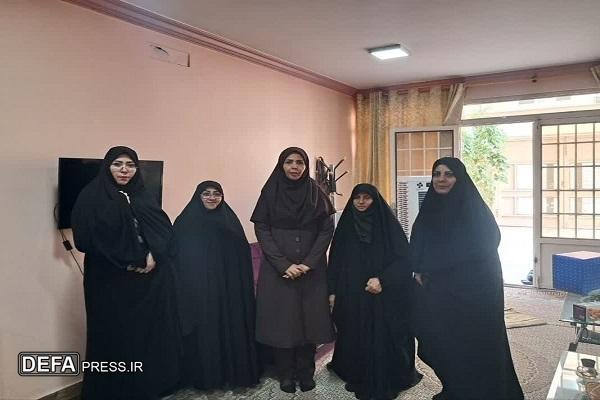 دیدار مدیرکل دفتر امور زنان و خانواده استانداری خراسان رضوی با اولین بانوی اسیر دفاع مقدس+ تصاویر